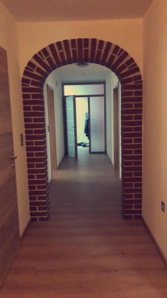 Modernes Gebäude im Bau mit Gerüst und Kran bei Tageslicht